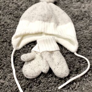 Grey/Off White Hat & Mitten Set